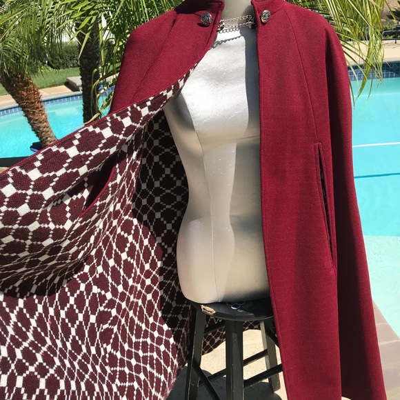 1960's Retro Raspberry Reversible polyester cape. Reserve side purple and cream. - Picture 2 of 15